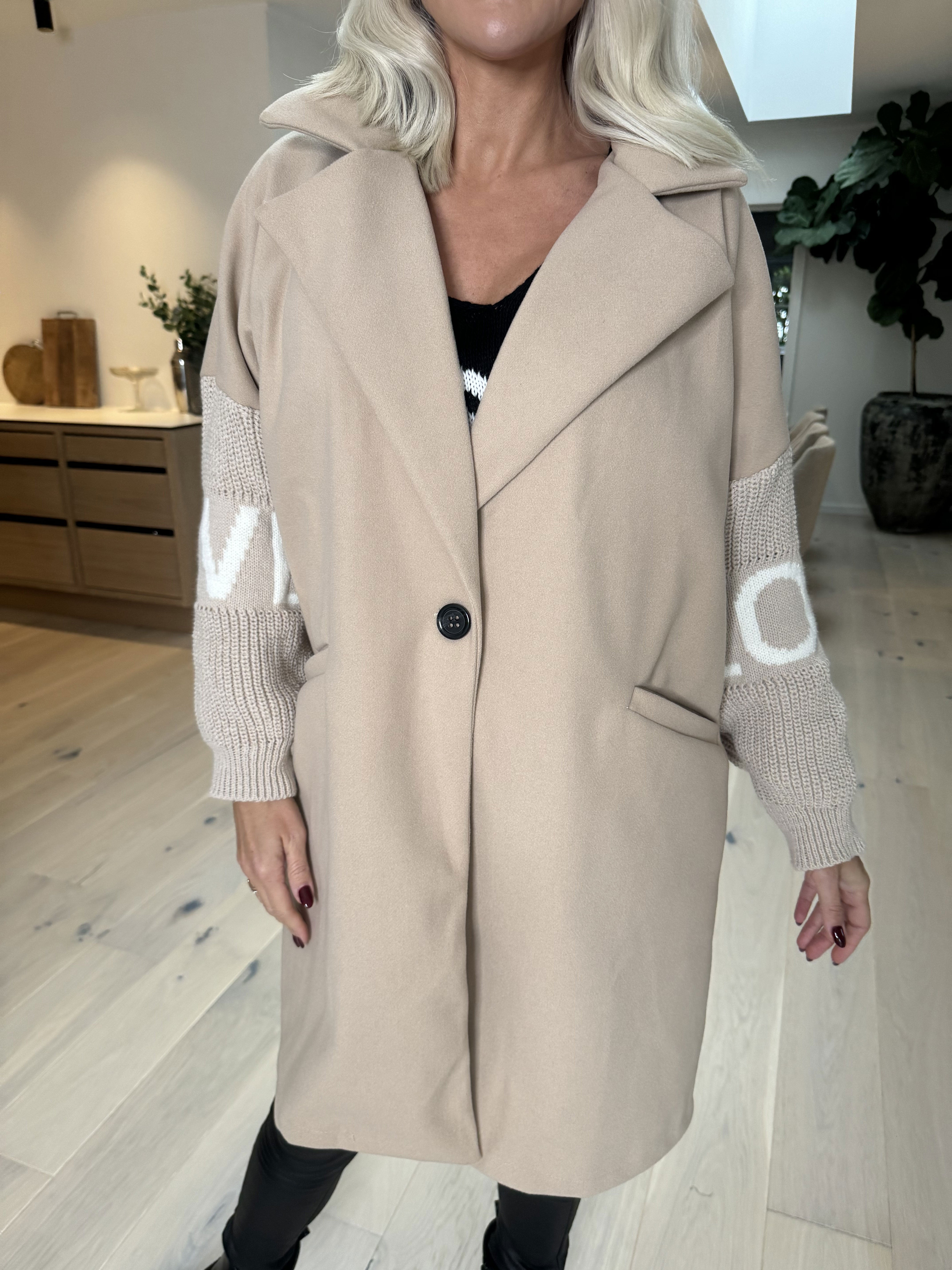 Debbie Short - Jakke med strikærmer